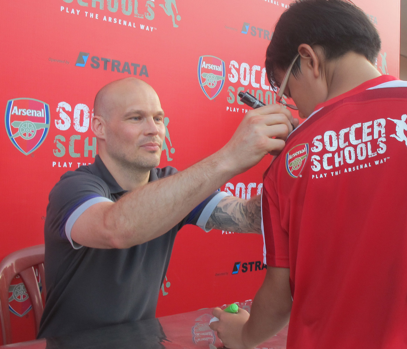 Freddie Ljungberg signing fan’s shirt